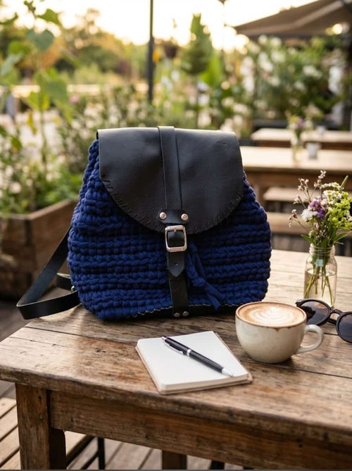 Mochila artesanal trapillo azul marino con ecocuero negro